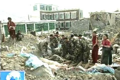 Lực lượng quân đội Trung Quốc cùng người dân vùng bị động đất tìm kiếm những người bị đất đá vùi lấp.(Ảnh: Reuters)