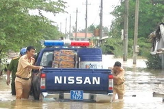 Lực lượng Công an đưa hàng cứu trợ cho nhân dân vùng lũ. (Ảnh: Hồ Cầu/TTXVN) 