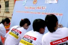 Ký tên ủng hộ chiến dịch truyền thông hướng tới thành lập ngày phòng, chống mua bán người ở Việt Nam. (Nguồn: báo Yên Bái)