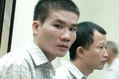 Lý Văn Trọng (bên trái) cùng đồng phạm tại tòa. (Nguồn: anninhthudo.vn)