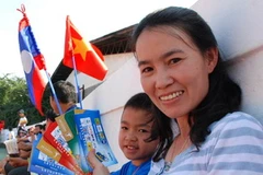 Chị Bích Lệ, một Việt kiều đã xem tất cả các trận đấu bóng đá nữ và nam tại SEA Games khoe những tấm vé đã có được. (Ảnh: TT&VH)