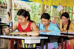 Phụ nữ nông thôn Việt Nam học nghề may. (Nguồn: baoanhdatmui.vn)