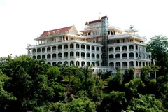 Cung điện Vương quốc Champasak xưa nay là một khách sạn, điểm tham quan thu hút nhiều khách du lịch. (Ảnh: Hoàng Chương/Vietnam+)