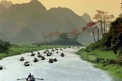 Hành hương về nơi cửa Phật trên dòng suối Yến. 