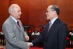 Chủ tịch Quốc hội Nguyễn Sinh Hùng tiếp Ngài Dumitru Olaru, Đại sứ Romania tại Việt Nam đến chào từ biệt. (Ảnh: Nhan Sáng/TTXVN)