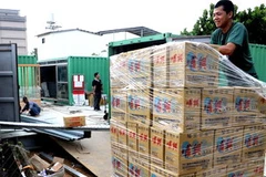 Đóng gói nước uống cho vào container gửi tới nhà giáo viên họ Vương. (Nguồn: AFP)