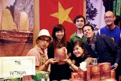 Các bạn sinh viên Việt Nam tại gian hàng của UEVF tại hội chợ Paris 2011. (Ảnh: Lê Hà/Vietnam+)