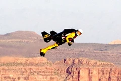 Yves Rossy, người bay nổi tiếng của Thụy Sĩ, trình diễn bay lượn ở Grand Canyon, Mỹ. (Nguồn: Internet)