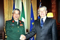 Thứ trưởng Nguyễn Chí Vịnh tới chào xã giao Bộ trưởng Quốc phòng Italy Giampaolo Di Paola. (Ảnh: Minh Đức/Vietnam+)