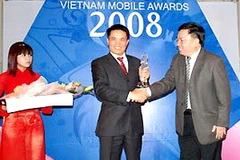 Đại diện công ty MobiFone nhận giải Mạng di động được ưa chuộng nhất năm 2008. (Ảnh: Sâm Huyền/Vietnam+)