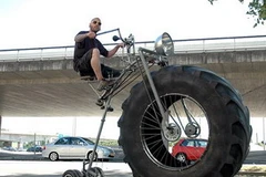 Wouter với chiếc xe đạp khổng lồ nặng 450kg. (Nguồn: Daily Mail)