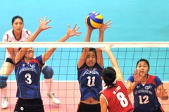 Pha đập bóng trên lưới của vận động viên đội Truyền hình Vĩnh Long (áo đỏ) trước đội Giấy Bãi Bằng (áo xanh). (Ảnh: Quốc Khánh/TTXVN) 