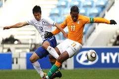Cote d'Ivoire của Drogba (phải) khiến các cổ động viên nhà thêm lo lắng khi thua Hàn Quốc (trái) 0-2. (Ảnh: Getty Images) 