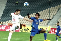 Thua Iran (trái), đội tuyển Thái Lan (phải) không thể góp mặt tại vòng chung kết Asian Cup 2011. (Ảnh: thaifootball.com)