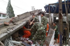 Tìm cứu nạn nhân bị mắc kẹt trong đống đổ nát sau động đất ở huyện Lô Sơn, tỉnh Tứ Xuyên ngày 21/4. (Nguồn: THX/TTXVN)