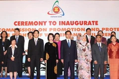 Thủ tướng Nguyễn Tấn Dũng chụp ảnh chung với các thành viên ủy ban trong buổi ra mắt. (Ảnh: Nhan Sáng/TTXVN) 