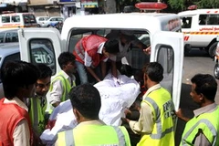 Xác nhà ngoại giao Arập Xêút được chuyển lên xe cứư thương đưa về một bệnh viện ở Karachi. (Nguồn: Getty Images)