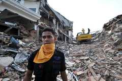 Cảnh đổ nát sau trận động đất ở Padang, Indonesia. (Ảnh: AFP/TTXVN) 
