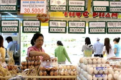 Khách chọn mua hàng thực phẩm tại một cửa hàng thuộc hệ thống siêu thị Co.op Mart, TP Hồ Chí Minh. (Ảnh: Phạm Hậu/TTXVN)