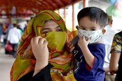 Người dân đeo khẩu trang phòng lây nhiễm COVID-19 tại Dhaka, Bangladesh, ngày 9/8/2020. (Ảnh: THX/ TTXVN)