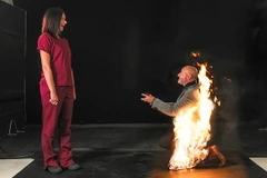 Khoảnh khắc Riky Ash quỳ gối cầu hôn. (Nguồn: DailyMail)