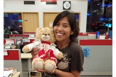 Mara hạnh phúc bên chú gấu Teddy. (Nguồn: Bored Panda)