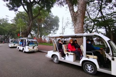 Dịch vụ xe điện chạy quanh hồ Hoàn Kiếm phục vụ khách du lịch. (Ảnh: Thành Đạt/TTXVN)