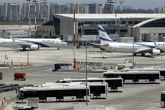 Máy bay đỗ tại sân bay Ben Gurion, phía đông Tel Aviv, Israel, ngày 7/7/2020. (Ảnh: AFP/ TTXVN)