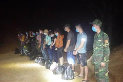 Các đối tượng xuất cảnh trái phép bị phát hiện và bắt giữ. (Ảnh: Hồ Cầu/TTXVN)