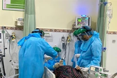 Các bác sỹ Bệnh viện Chợ Rẫy cấp cứu cho bệnh nhân COVID-19 ngay trong đêm. (Ảnh: TTXVN phát)