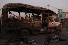 Chiếc xe ôtô bị phá hủy trong một vụ đánh bom ở Jalalabad, Afghanistan, ngày 7/10. (Ảnh: THX/TTXVN)