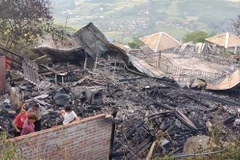 Vụ hỏa hoạn khiến 3 căn nhà bị thiêu rụi. (Ảnh: TTXVN phát)