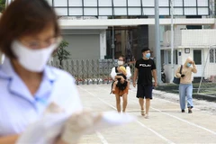 Xét nghiệm cho người dân quận Đống Đa, Hà Nội trở về từ Đà Nẵng. (Ảnh: Thành Đạt/TTXVN)