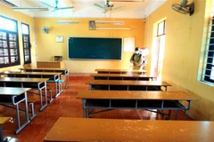 Phun thuốc khử khuẩn tại điểm thi trường THPT Thái Phiên. (Ảnh: An Đăng/TTXVN)