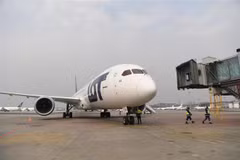 Máy bay 787-9 Dreamliner của Boeing tại sân bay Warsaw, Ba Lan, ngày 29/3. (Ảnh: PAP/ TTXVN)