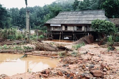 Nhà bà Lương Thị Hằng ở thôn 2 Núi Vì, xã Hưng Khánh sống sát chân mỏ bị nước, bùn đất tràn vào nhà làm hư hỏng nhiều đồ đạc… (Ảnh: Tuấn Anh/TTXVN)