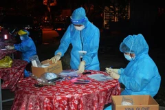 Lấy mẫu xét nghiệm tại cảng cá Thọ Quang (Đà Nẵng). (Ảnh: Văn Dũng/TTXVN)