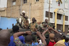 Binh sỹ Mali tới quảng trường Độc lập ở thủ đô Bamako sau khi nổ ra cuộc binh biến do một nhóm binh sỹ tiến hành, ngày 18/8/2020. (Ảnh: AFP/TTXVN)