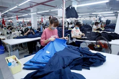 Sản xuất sản phẩm may mặc tại Công ty cổ phần may và dịch vụ Hưng Long (huyện Mỹ Hào, Hưng Yên). (Ảnh: TTXVN)