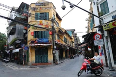 Cảnh vắng vẻ tại phố Tạ Hiện do các quán bar, vũ trường, club...tạm thời đóng cửa để phòng, chống dịch. (Ảnh: Danh Lam/TTXVN)
