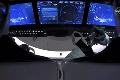 Phi hành gia Bob Behnken và Doug Hurley trên tàu vũ trụ Crew Dragon ngoài không gian sau khi tách khỏi Trạm vũ trụ quốc tế ISS ngày 1/8/2020. (Ảnh: AFP/ TTXVN)