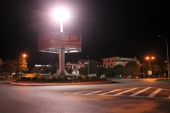 Vòng xuyến giao nhau giữa đường Hùng Vương và Lý Thường Kiệt, thành phố Đông Hà vắng người và phương tiện lưu thông. (Ảnh: Nguyên Lý/TTXVN)