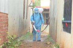 Cơ quan y tế huyện Bù Đăng, Bình Phước triển khai phun xịt hoá chất khử trùng toàn bộ khu vực dân cư nơi bệnh nhân cư trú. (Ảnh: TTXVN phát)