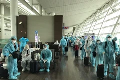 Công dân Việt Nam chờ lên máy bay trở về nước, tại sân bay Incheon, Hàn Quốc. (Ảnh: TTXVN phát)