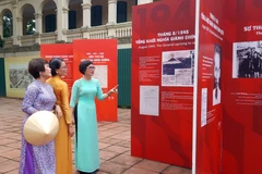 Công chúng tham quan triển lãm. (Ảnh: Đinh Thuận/TTXVN)