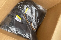 Gói quần áo với những con sâu bò lổm ngổm bên trong. (Nguồn: Fox News)