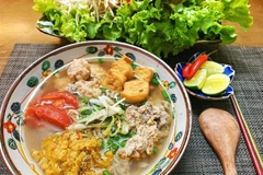 Món bún riêu thanh mát được ưa chuộng ở Việt Nam. (Nguồn: Vietnam+)