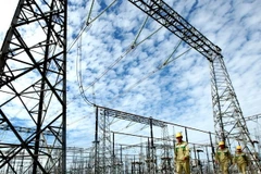 Công nhân vận hành trạm biến áp 500kV Pleiku kiểm tra độ an toàn thiết bị của trạm. (Ảnh: Ngọc Hà/TTXVN)