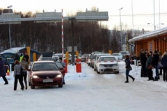 Hàng xe xếp dài tại cửa khẩu Borisoglebsk-Storskog để vào Nga. (Nguồn: barentsobserver.com)