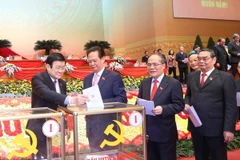 Các đồng chí lãnh đạo Đảng, Nhà nước và đại biểu bỏ phiếu bầu Ban Chấp hành Trung ương Đảng khóa XII. (Ảnh: TTXVN)